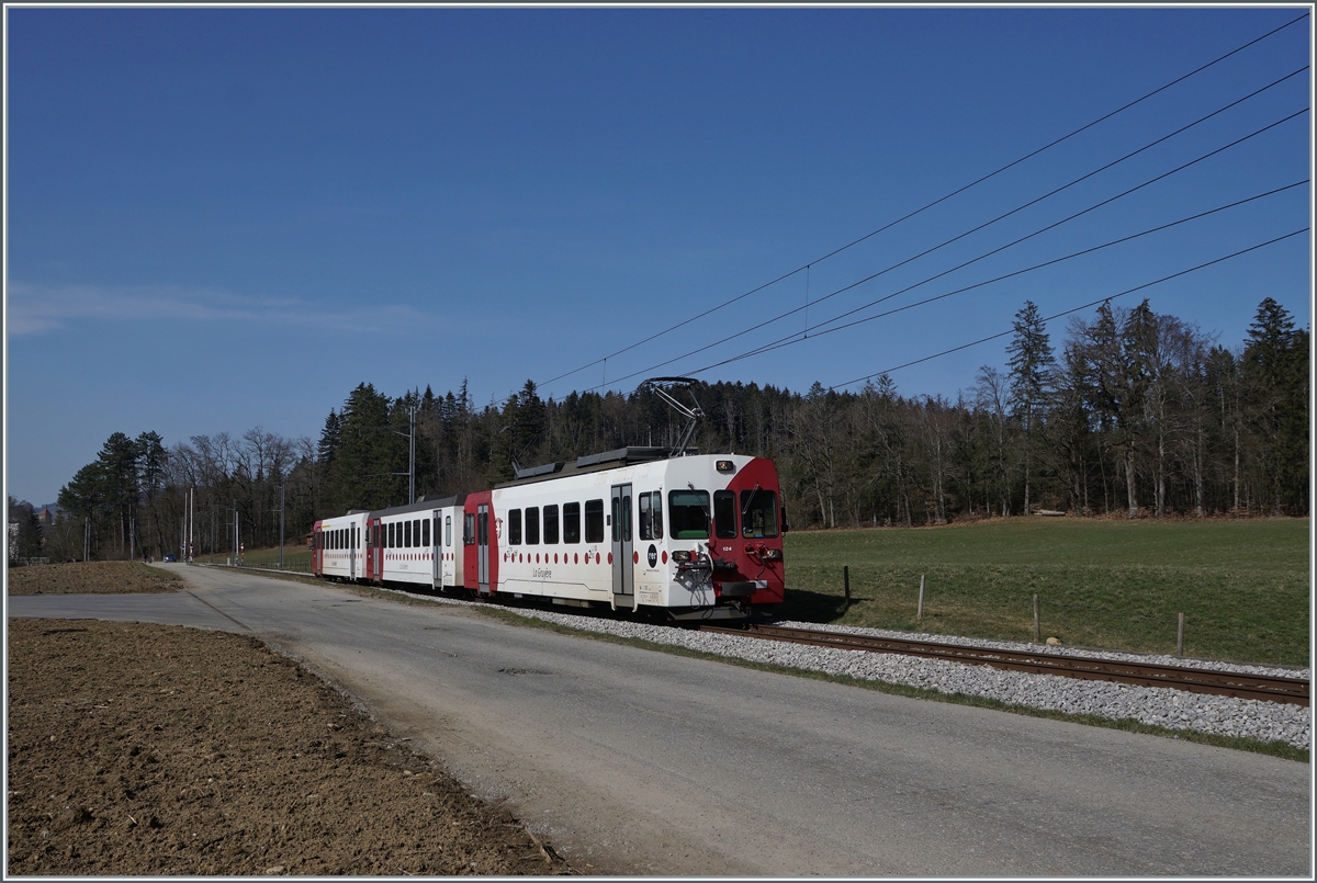 The TPF Be 4/4 124 with local train on the way from Bulle to Broc Fabrique near La Tour de Trême. 

02.03.2021
