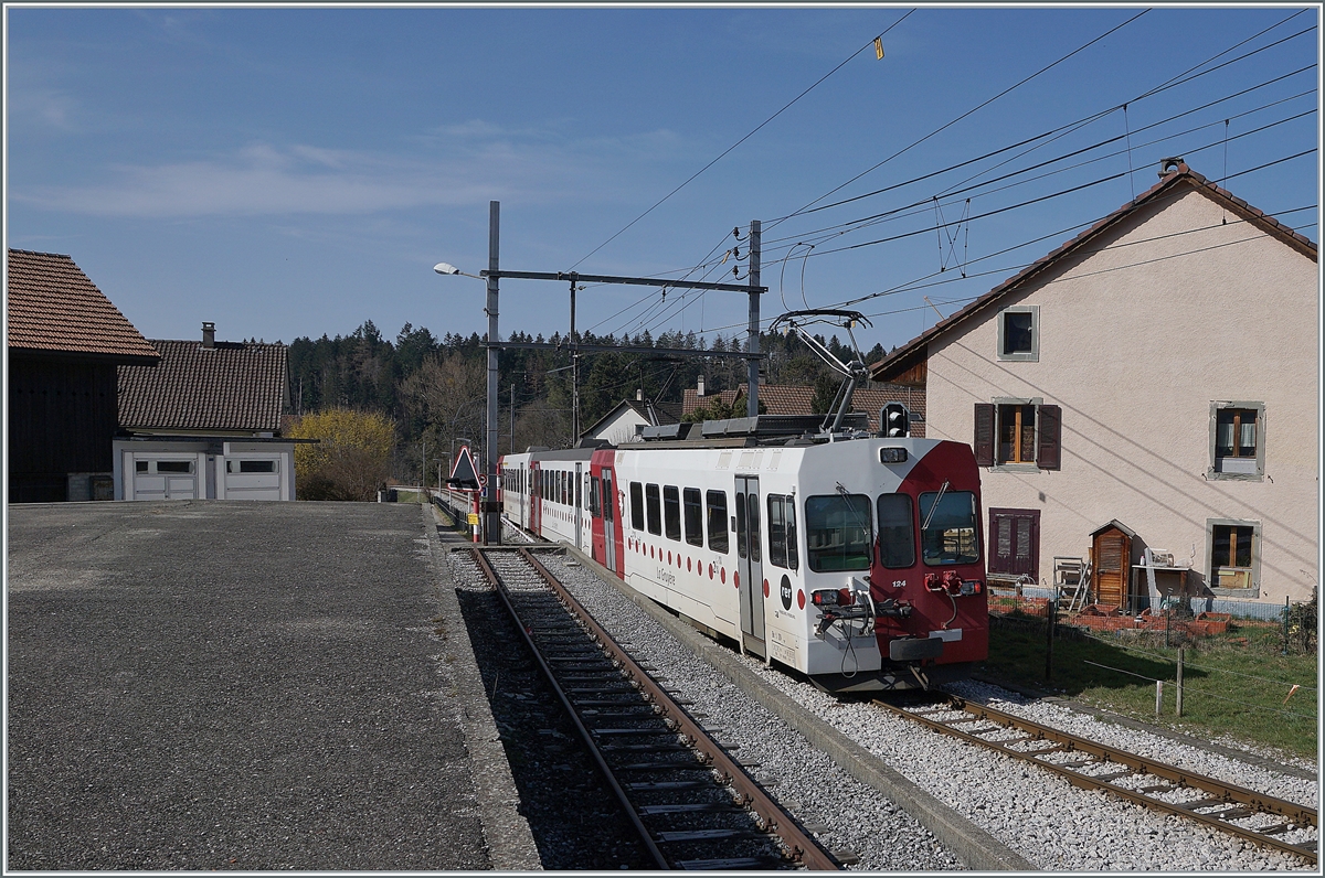 The TPF Be 4/4 wiht his Bt 224 and ABt 223 on the way form Broc Fabrique to Bulle is leaving the Broc Village Station.

02.03.2021