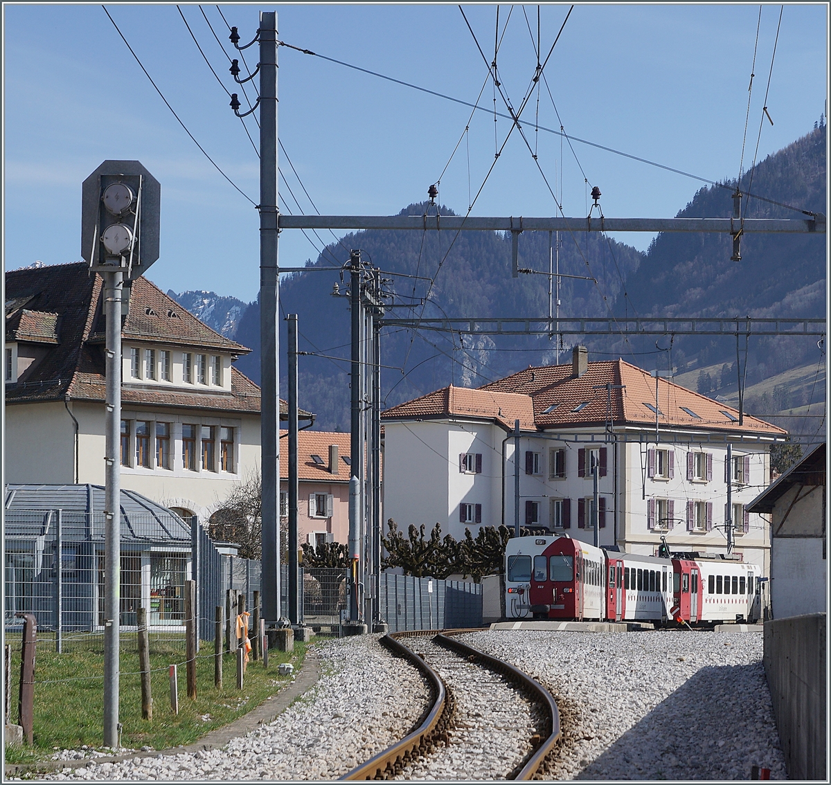 The TPF Be 4/4 wiht his Bt 224 and ABt 223 on the way formBulle to Broc Fabrique by his stop in Broc Village.

02.03.2021