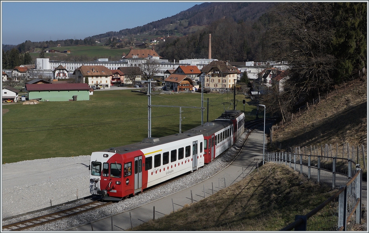The TPF Be 4/4 with his Bt 224 and ABt 223 by the Broc Fabrique Station.

02.03.2021