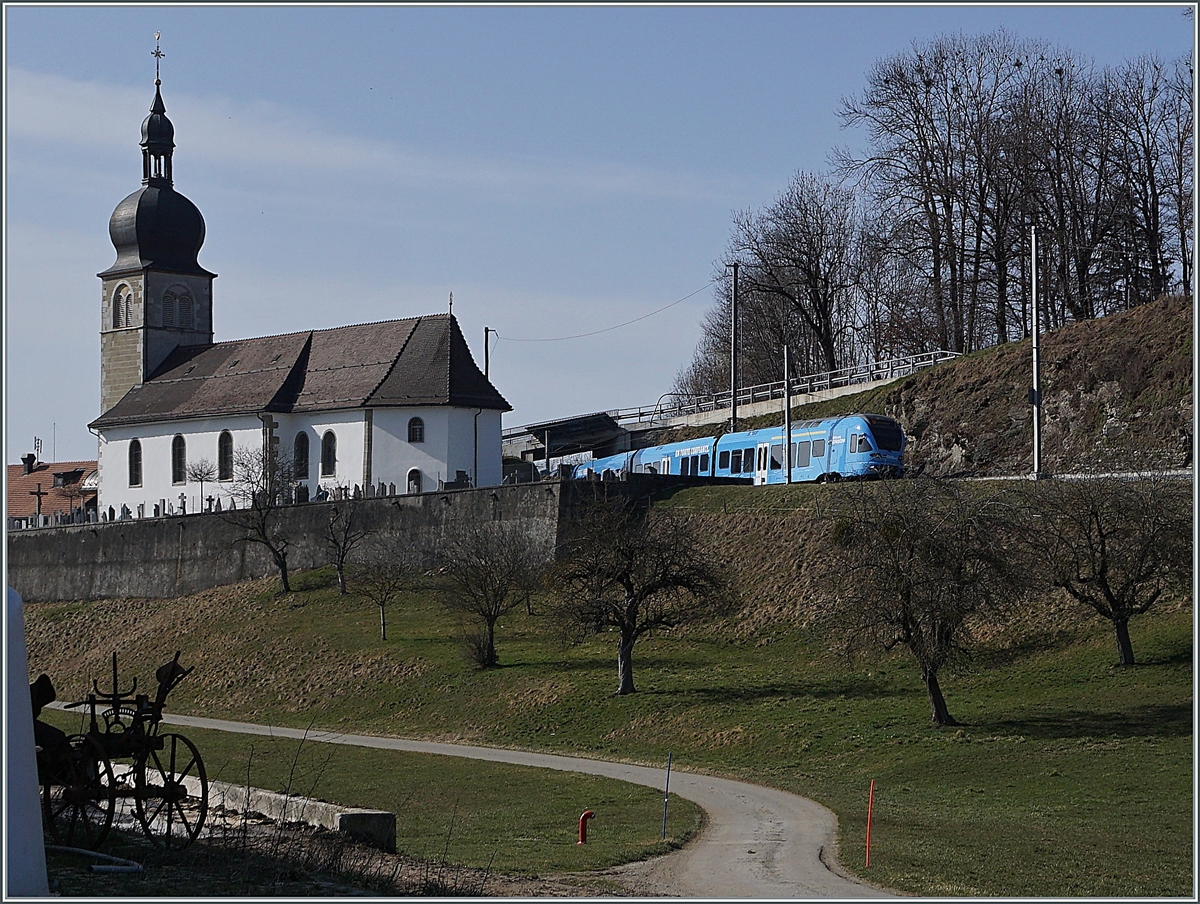The TPF  Groupe Grisoni  TPF RABe 527 198 on the way to Romont by Vaulruz.

01.03.2021 

