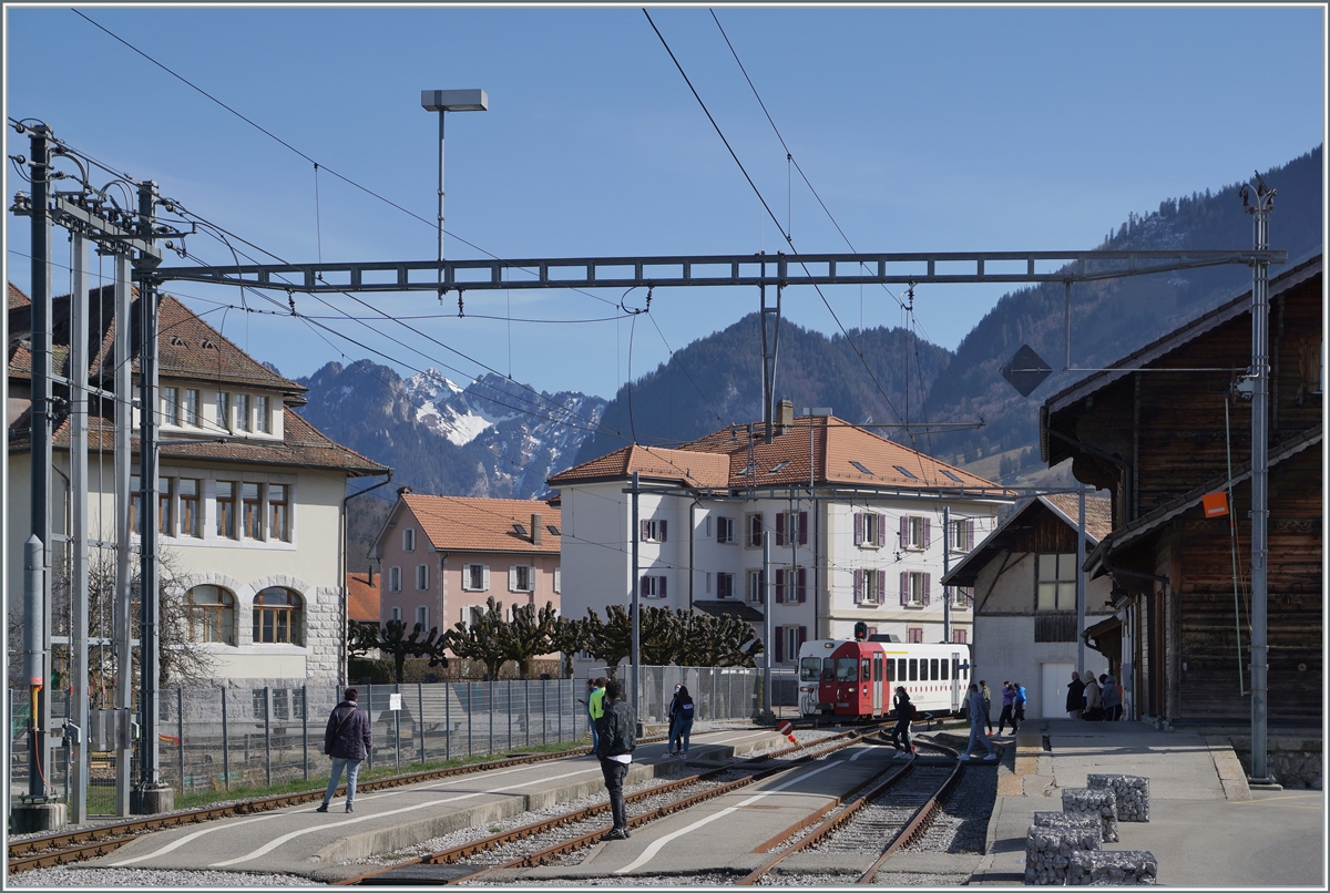 The TPF local train to Bull is arriving at the Broc Village Station.

02.03.2021