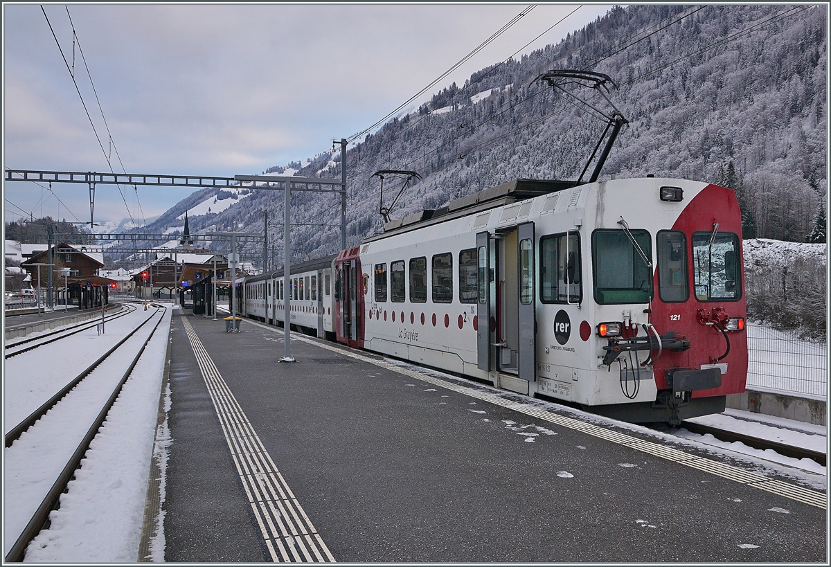 The TPF local train with the Be 4/4 121, B 207, B209 and ABt 221 is waiting in Montbovon to is departure to Bulle. 

03.12.2020