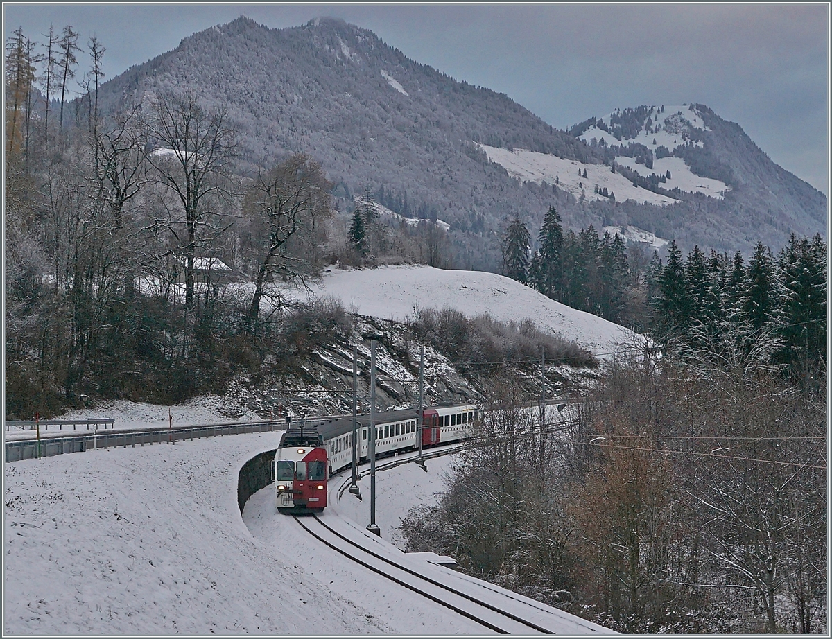 The TPF local train with the Be 4/4 121, B 207, B209 and ABt 221 by Lessoc on the way to Montbovon. 

03.12.2020