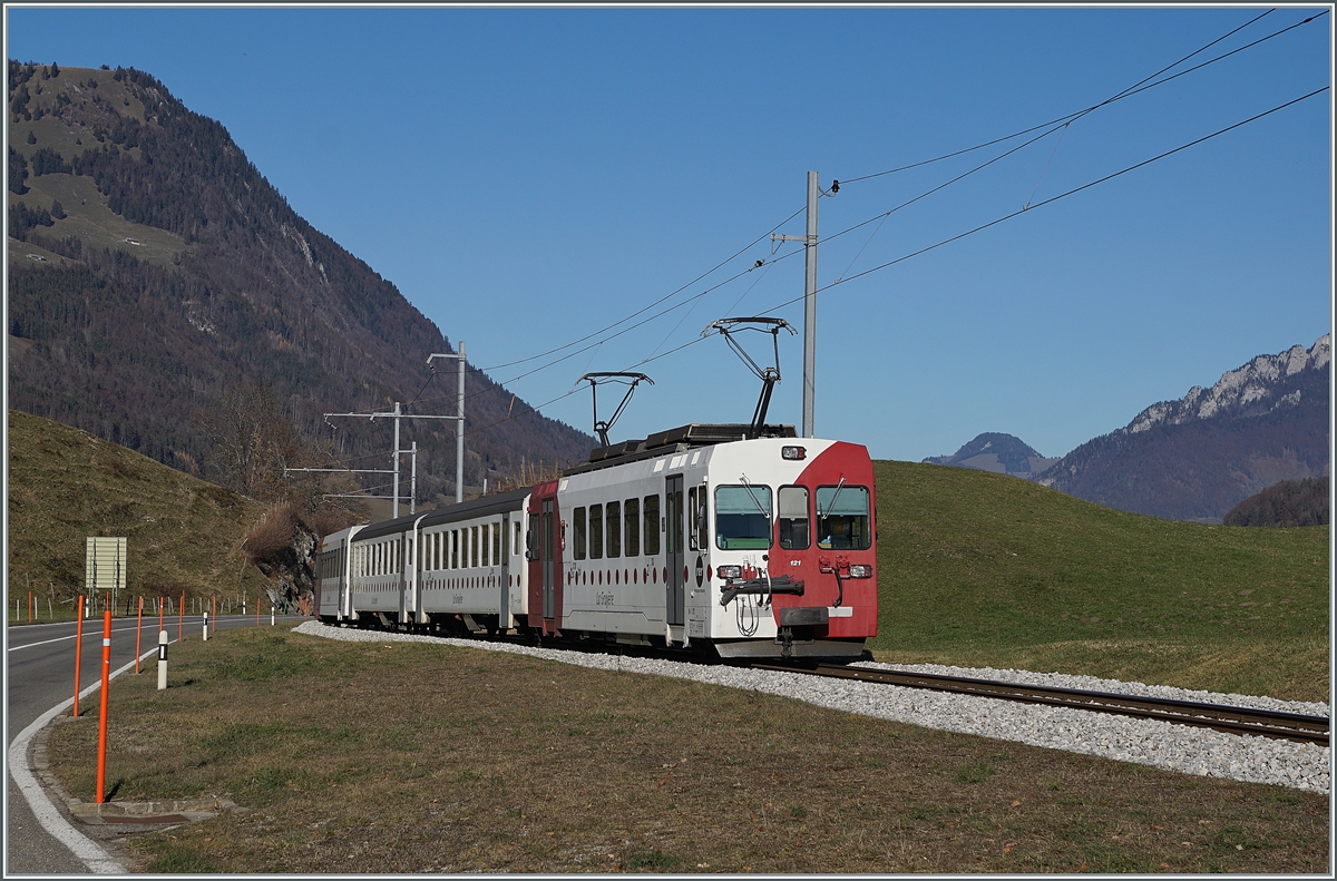 The TPF local train with the Be 4/4 121, B 207, B209 and ABt 221 by Lessoc on the way to Bulle 

26.11.2020