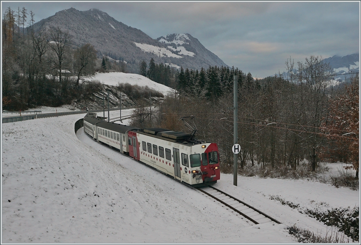 The TPF local train with the Be 4/4 121, B 207, B209 and ABt 221 by Lessoc on the way to Montbovon.

03.12.2020