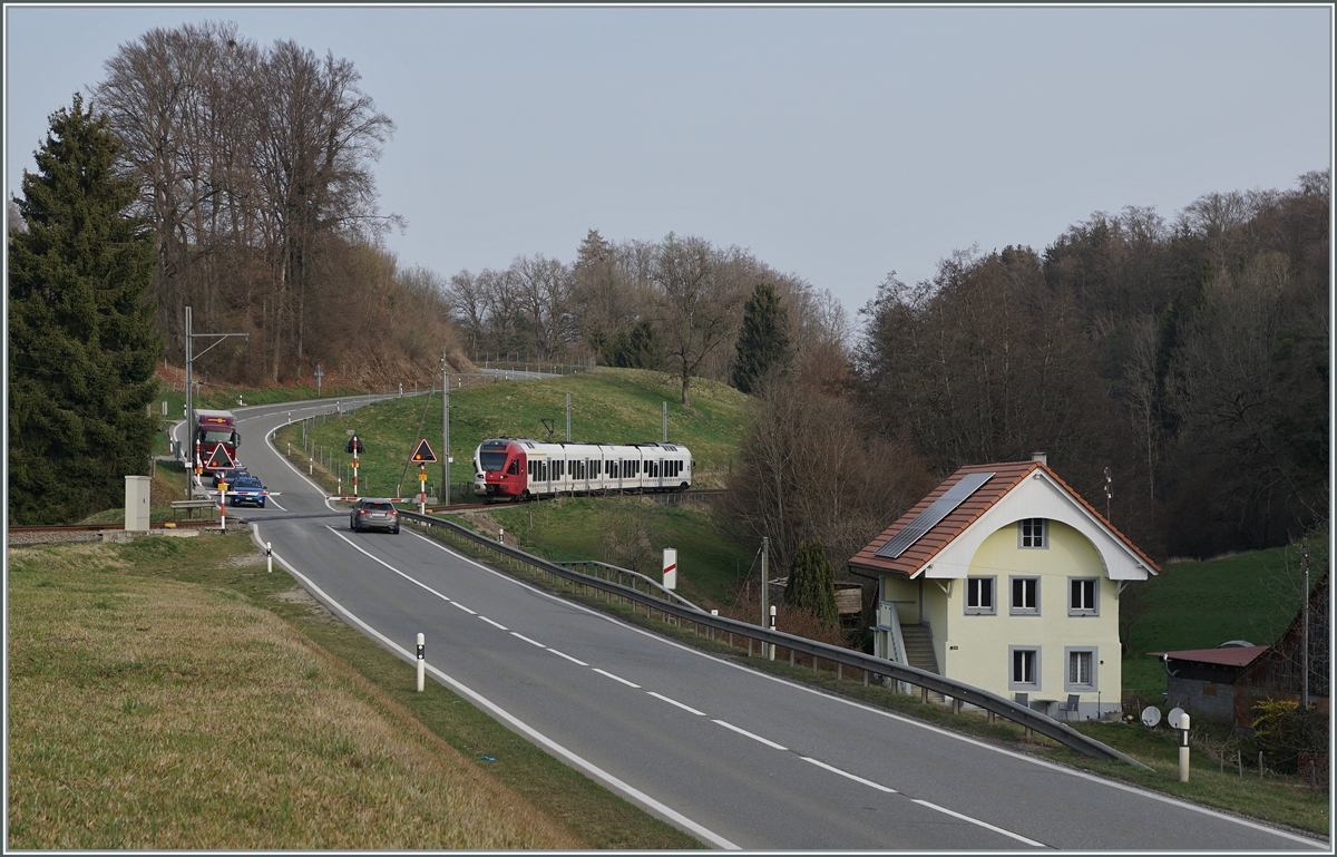 The TPF RABe 527 192 on the way Ins by Pensier.

29.03.2022