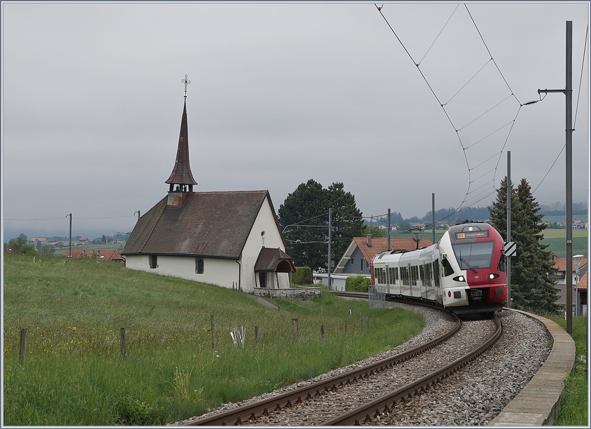 The TPF RABe 527 193 on the way to Fribourg by Vaulruz.

12.05.2020