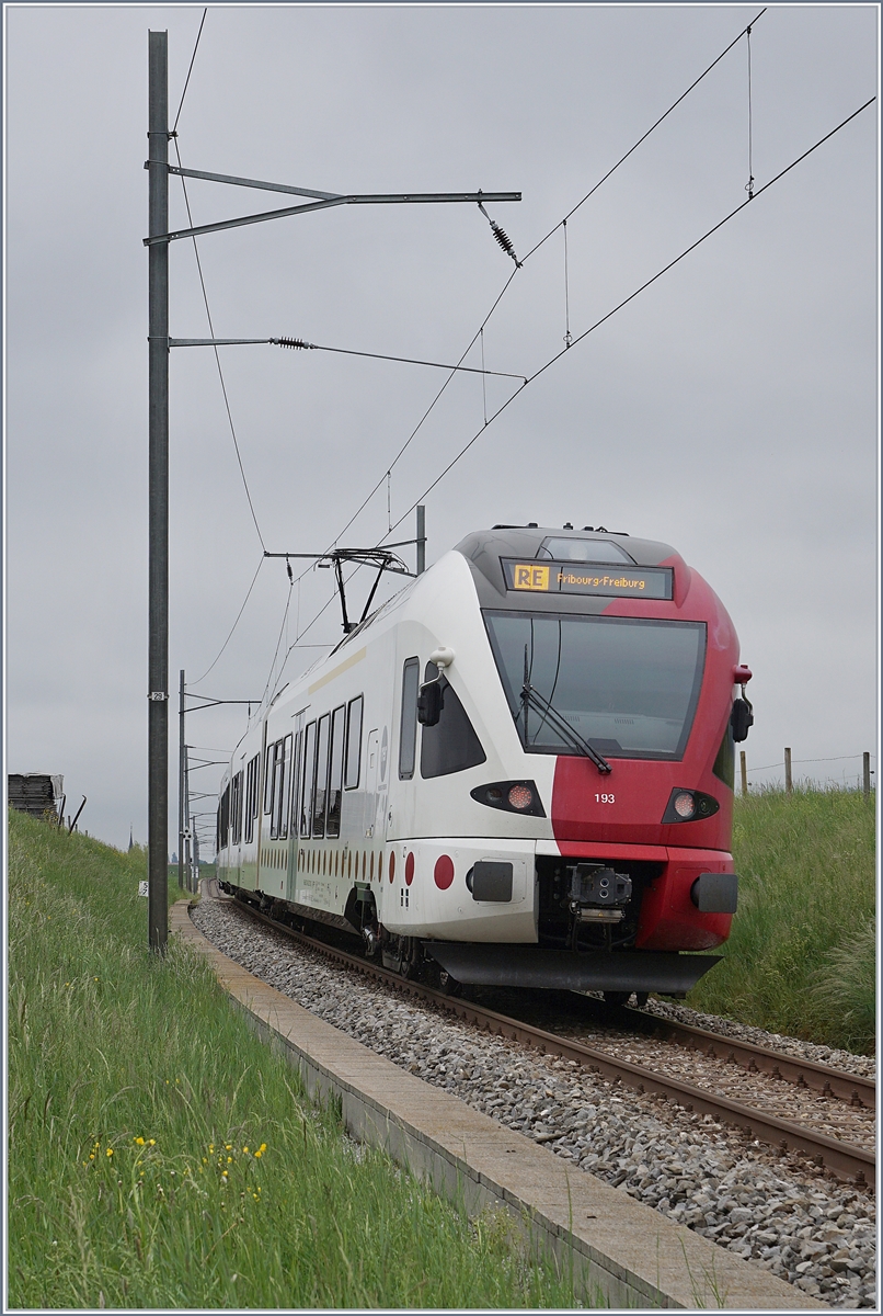 The TPF RABe 527 193 on the way to Fribourg near Vaulruz. 12.05.2020