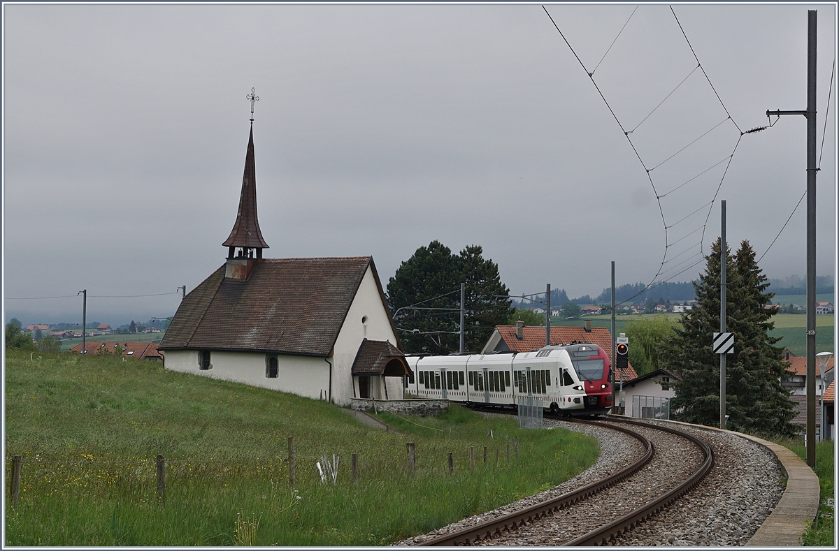 The TPF RABe 527 193 on the way to Fribourg by the Chappeö de Vaulruz.

12.05.2020