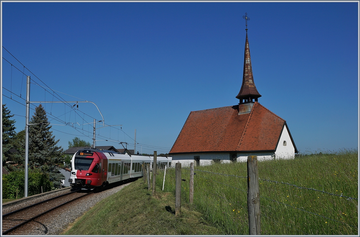The TPF RABe 527 195 on the way to Bulle by Vaulruz. 

19.05.2020