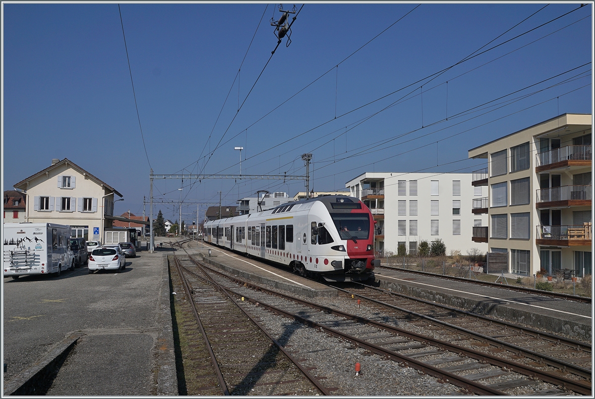 The TPF RABe 527 195 on the way to Romont by his stop in Sugiez. 

09.03.2022