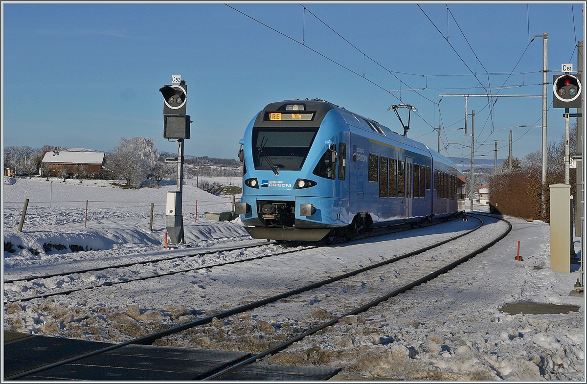 The TPF RABe 527 198  Groupe Grisoni  on the way to Bulle in  Vuisternens-devant-Romont. 

23.12.2021