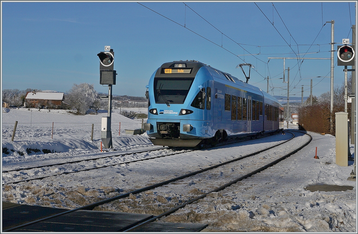 The TPF RABe 527 198  Groupe Grisoni  on the way to Bulle in  Vuisternens-devant-Romont. 

23.12.2021