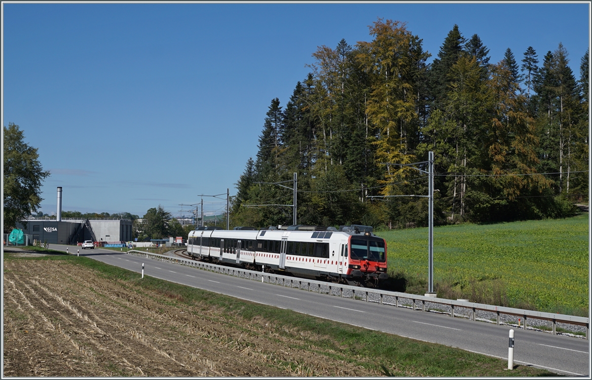 The TPF RABe 560 269-3 (94 85 7 560 269-3 CH-SBB) traveling from Bulle to Broc Fabrique as Regio Express RE 4046. The route has hardly changed due to the gauge change, but a kind of  guardrail  separates the standard gauge route from the parallel road.

September 30, 2023