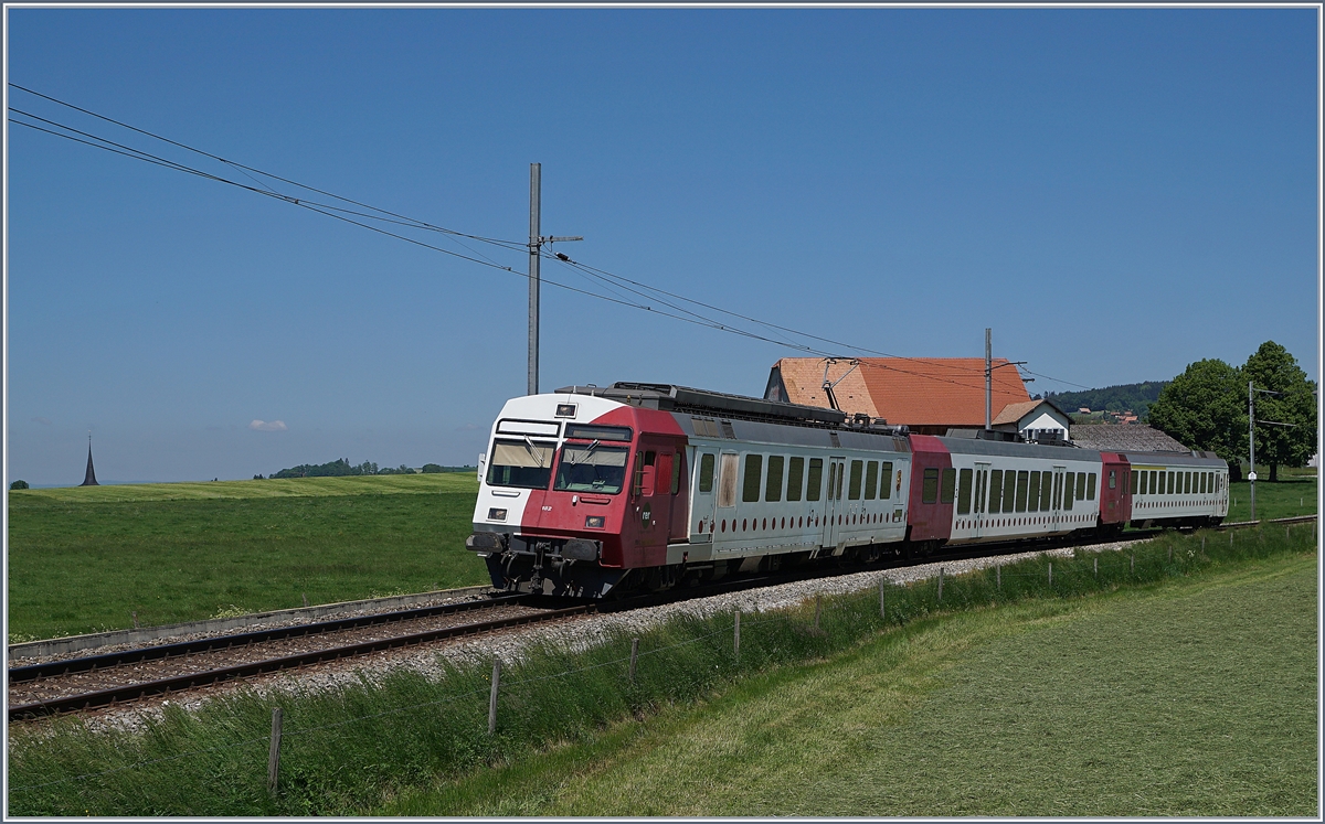 The TPF RBDe 567 181 on the way to Bulle near Vaulruz. 

19.05.2020