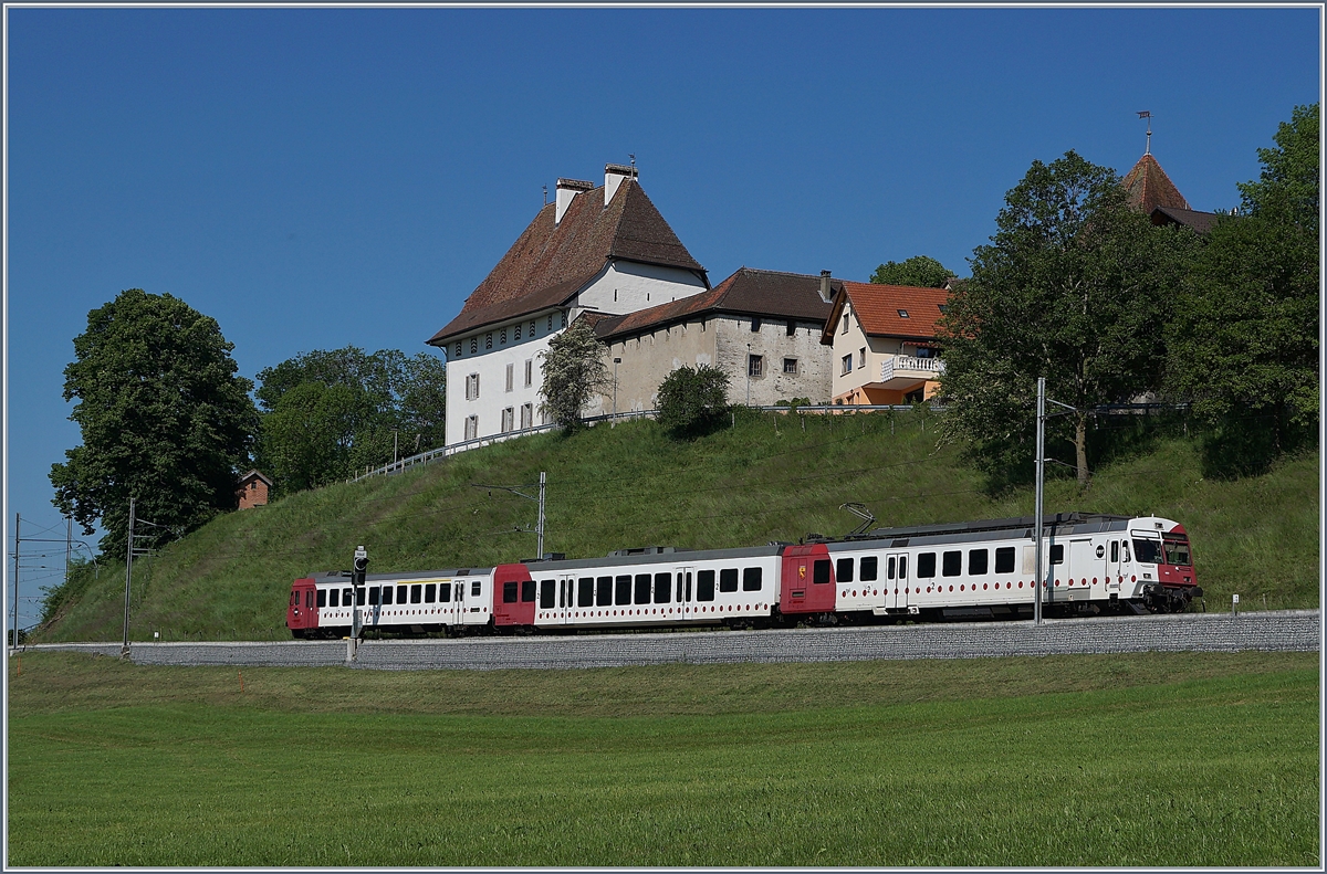 The TPF RBDe 567 182 NPZ on the way to Bulle by Vaulruz. 

19.05.2020