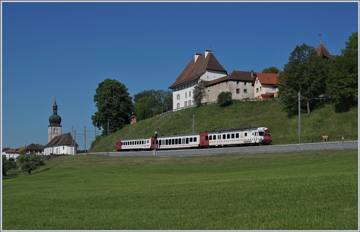 The TPF RBDe 567 182 on the way to Bulle by Vaulruz. 

19.05.2020