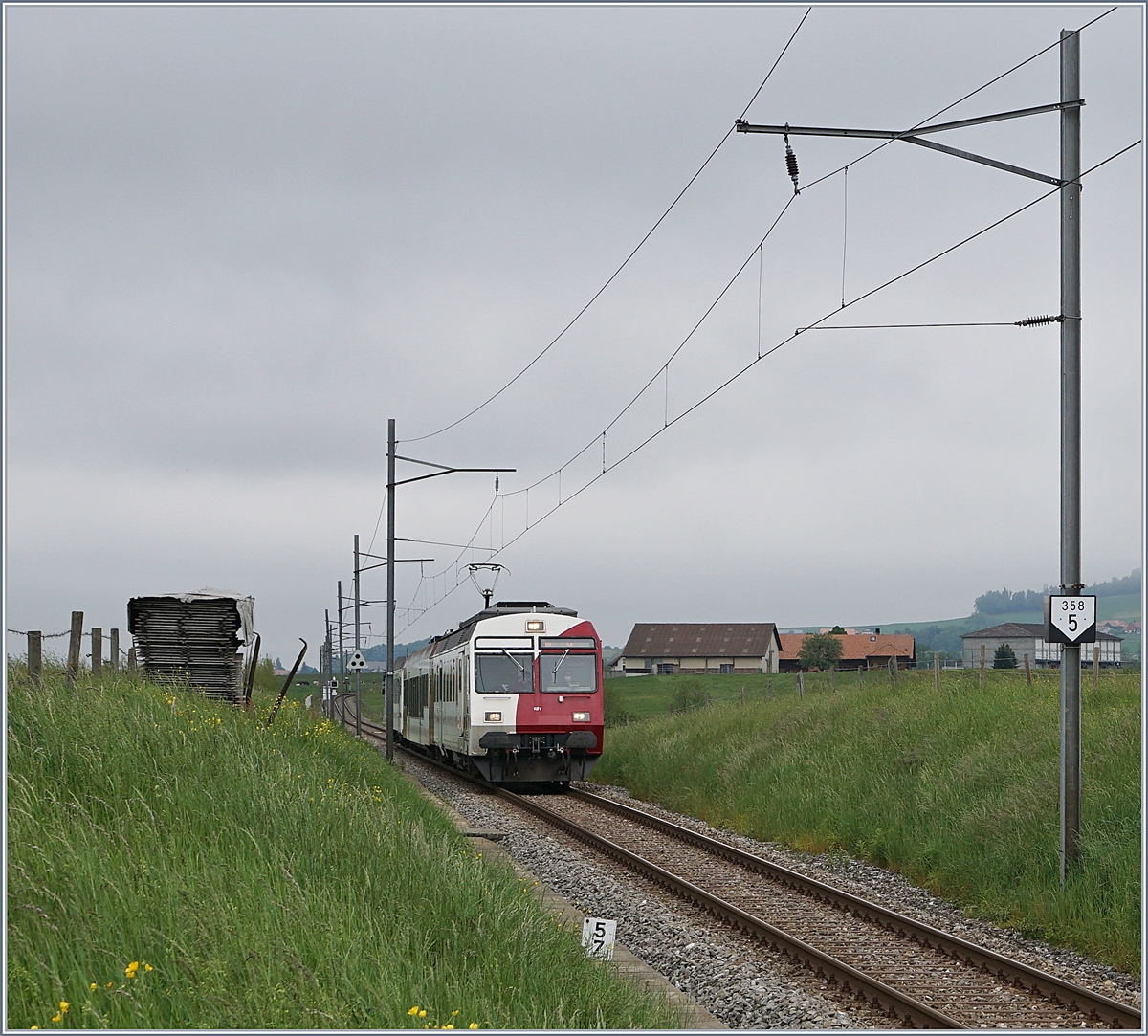 The TPF RDBe 567 181 on the way to Bulle near Vaulruz.

12.05.2020