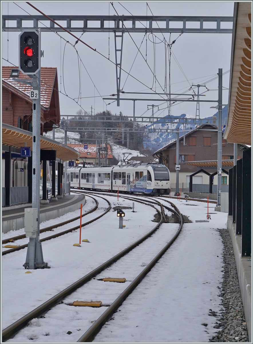 The TPF Surf Be 2/4 - B - ABe 2/4 106 is arriving at the Montbovon Station. 

15.12.2022