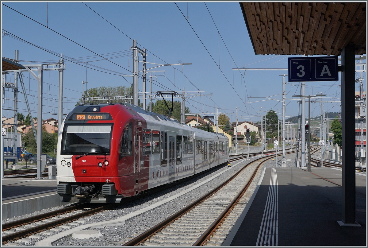 The TPF SURF Be 2/4  - B - ABe 4/4 103 on the way to Gruyère is arriving at the Bulle station. 

24.08.2023