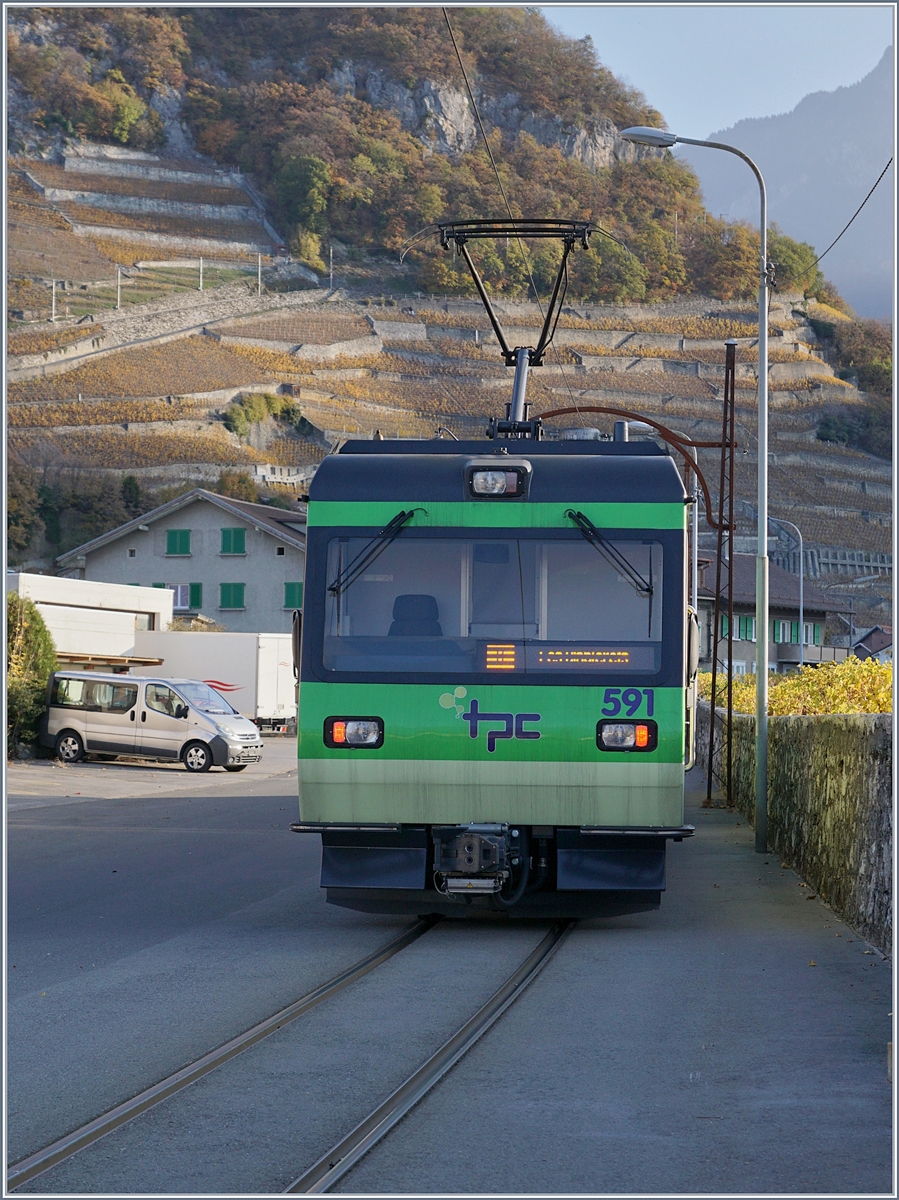 The TPS (ASD AOMC) Beh 4/8 591 on the way to Les Diablerets in the Streets of Aigle. 18.11.2018