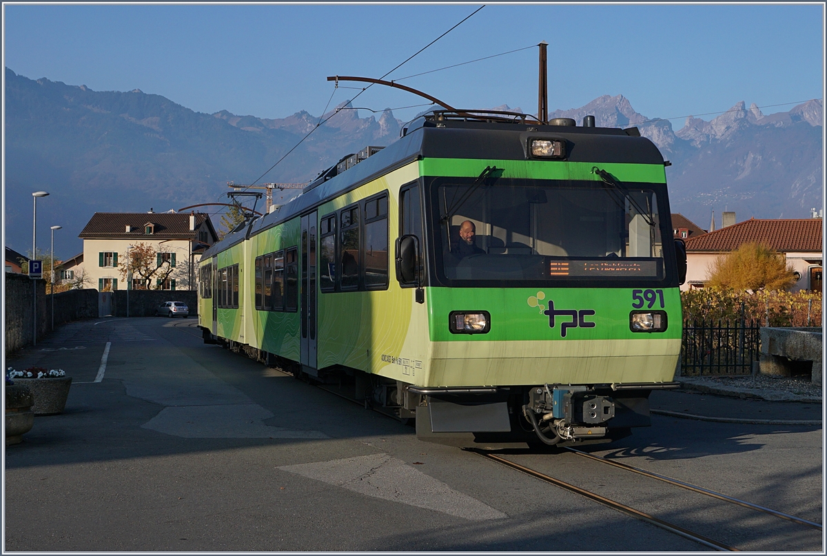 The TPS (ASD AOMC) Beh 4/8 591 on the way to Les Diablerets in the Streets of Aigle.
18.11.2018