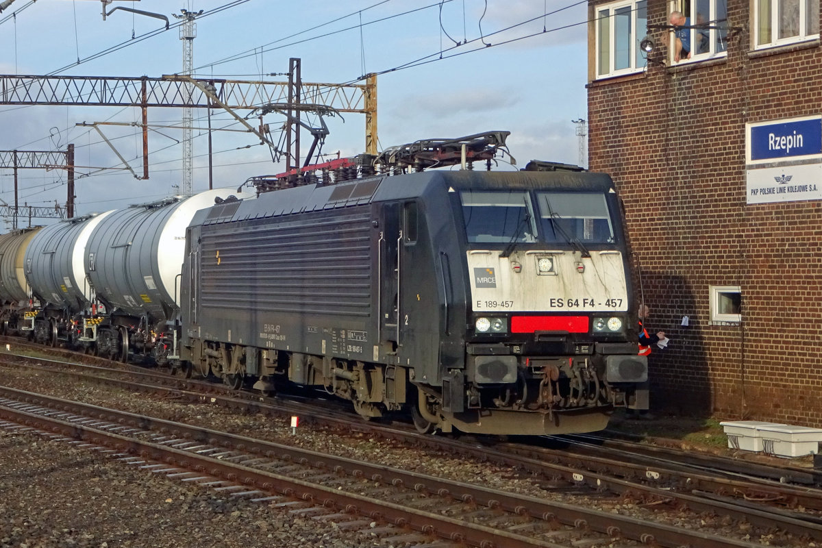 The train driver of 189 457 gets the go-a-head order at the signal post in Rzepin on 25 February 2020.