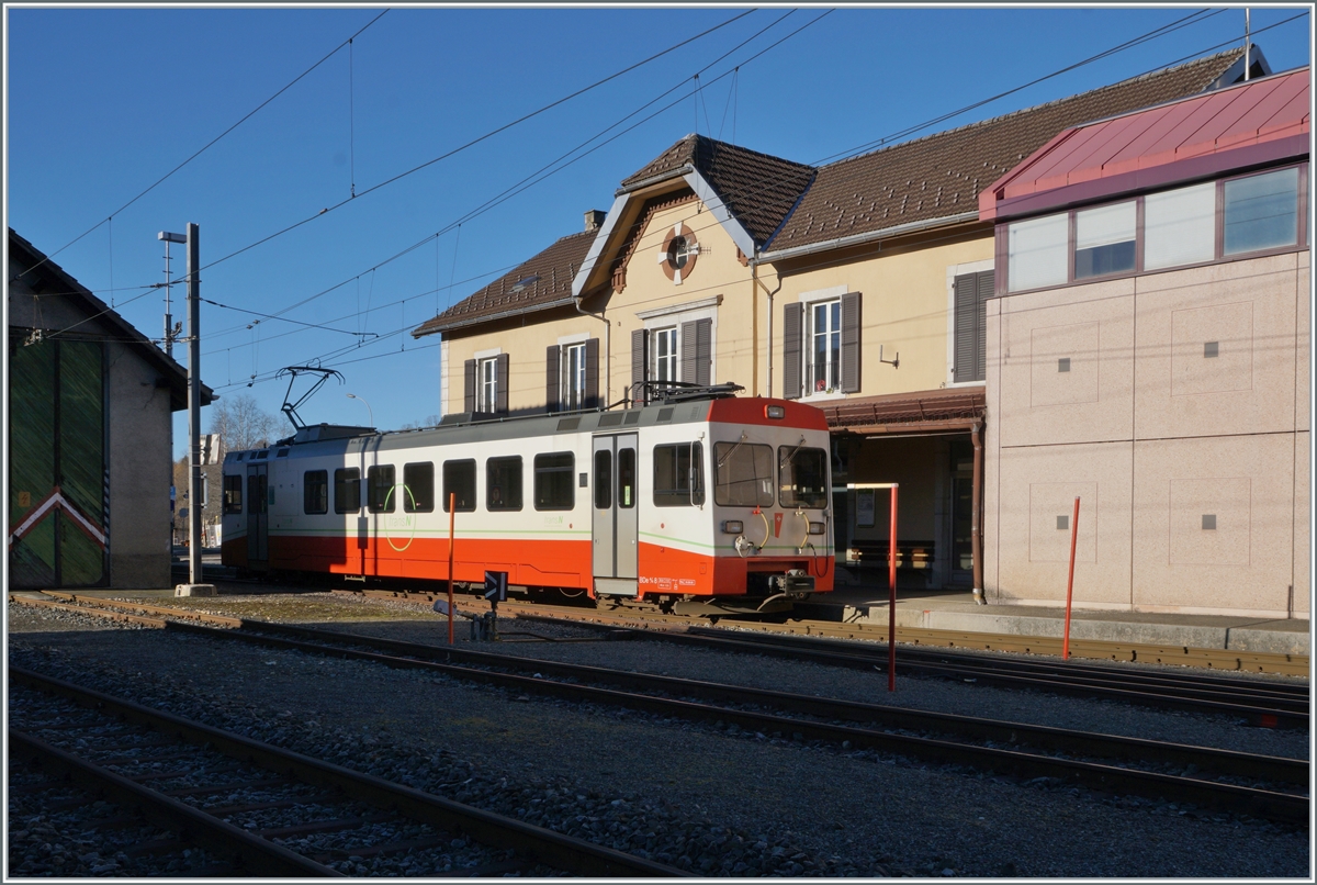 The transN (ex cmn) BDe 4/4 N° 8 takes a longer break in Les Ponts-de-Martel before heading to La Chaux-de-Fonds as the R 22 313. The picture also shows the lighting situation, which is quite awkward for photography, due to the buildings near the train station. February 3, 2024