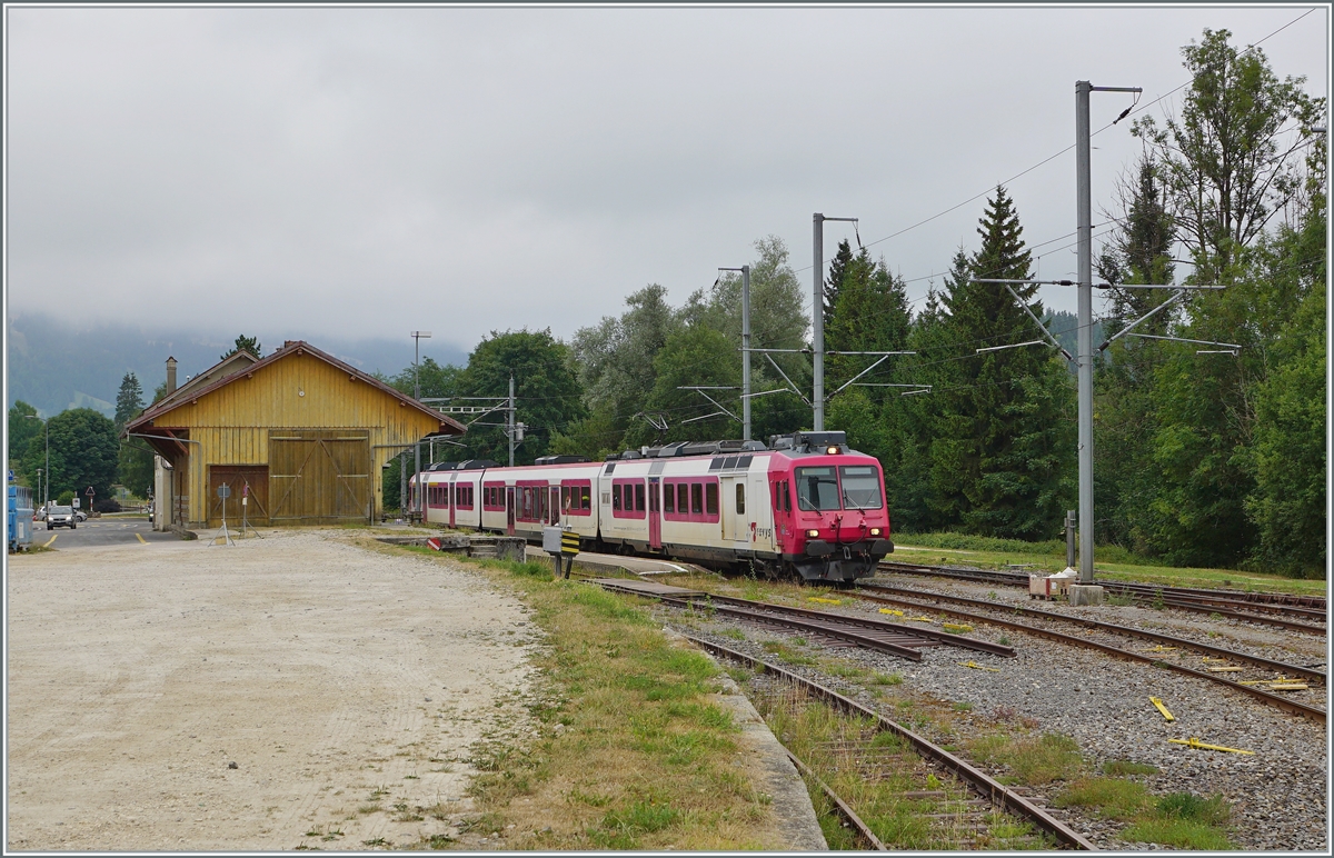 The TRAVYS Domino wiht the RBDe 560 385-7 (RBDe 560 DO TR 94 85 7 560 385-7 CH-TVYS) on the way form Le Brassus to Vallorbe in Le Pont is waiting the incomming train.

06.08.2022