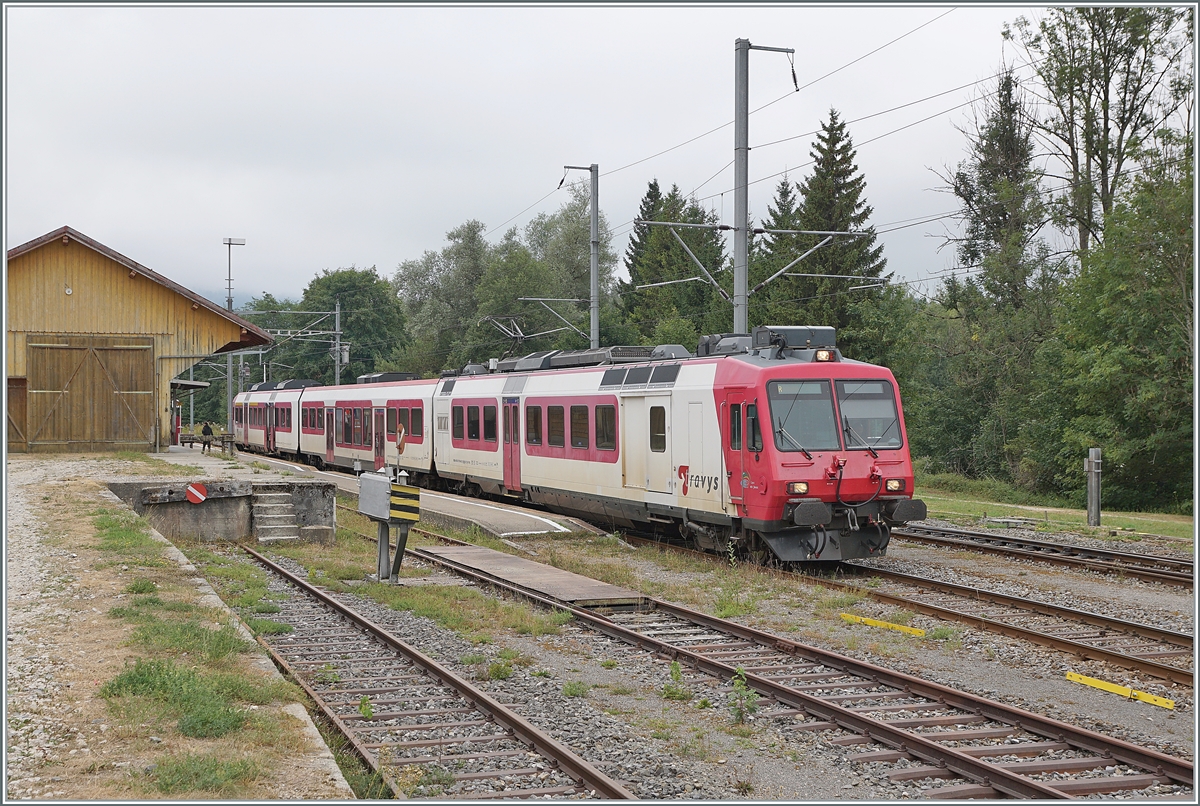 The TRAVYS Domino wiht the RBDe 560 385-7 (RBDe 560 DO TR 94 85 7 560 385-7 CH-TVYS) on the way form Le Brassus to Vallorbe in Le Pont.

06.08.2022
