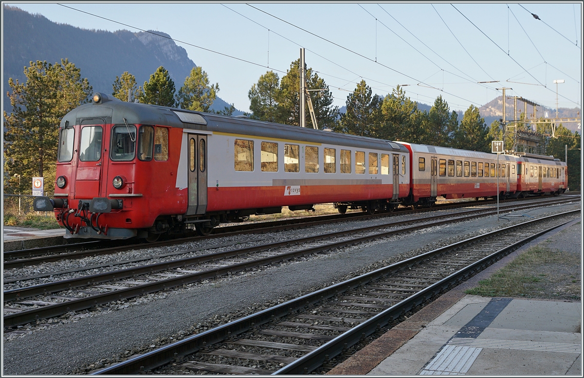 The TRAVYS local train service 6009 with TRAVYS RBDe 567 174 (94 85 7567 174-8)  Fleurier , the B 536 (B 50 85 2035 536-5 CH-TVYS) and the ABt 375 (ABt 50 85 80 33 325-7) in Vallorbe

24.03.2022
