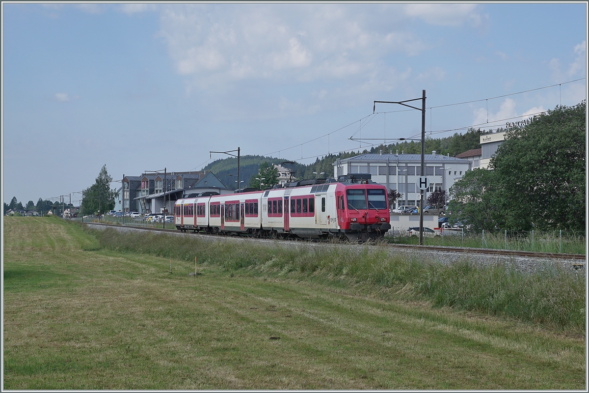 The TRAVYS RBDe 560 384-0 (RBDe 560 DO TR 94 85 7560 384-0 CH-TVYS)  Lac de Brenet  between Sentier Orient and Chez-Le Maîtres-Ecoles on the way to Le Brassus.

16.06.2022