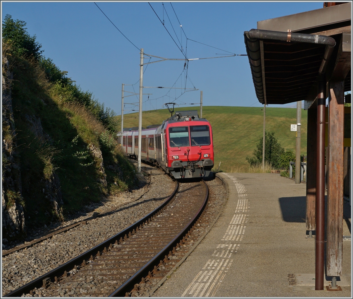 The TRAVYS RBDe 560 384-0 with his local train on the way to Le Brassus is leaving the Les Charbonières Station. 

21.07.2022