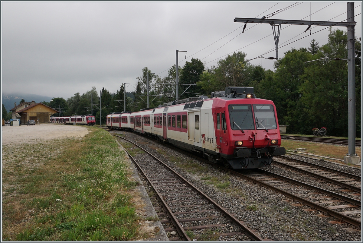 The TRAVYS RBDe 560 385-7 with his local train from Le Brassus to Vallorbe is leaving Le Pont.

06.08.2022