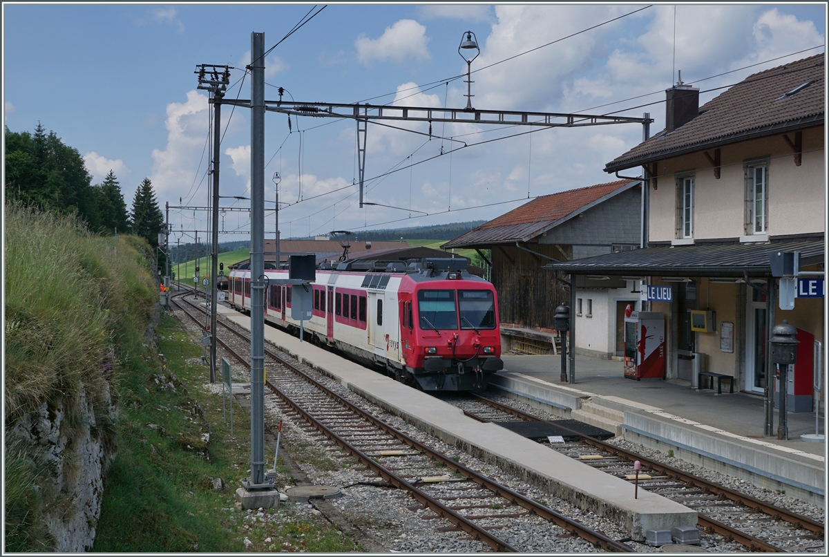 The TRAVYS RBDe 560 385-7 (RBDe 560 DO TR 94 85 7560 385-7 CH-TVYS)  Lac de Joux  on the way from Vallorbe to Le Brassus is leaving the Le Lieu Station.

16.06.2022