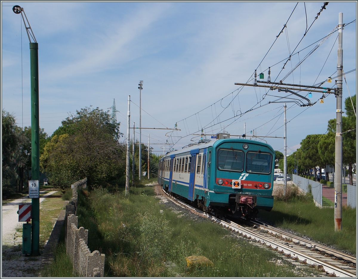 The Trenitalia ALe 582 058/562 039 is arriving at Cesssenatico. 17.09.2014