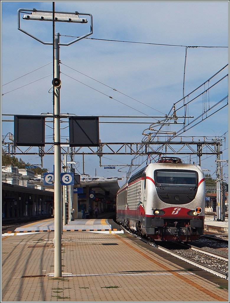 The Trenitalia E 402 106 wiht the FB 9807 from Torino to Lecce in Rimini. 
16.09.2014