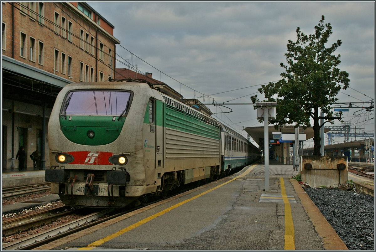 The Trenitalia E 402 141 with the IC 1583 to Napoli is leaving Bologna Centrale.
16.11.2013