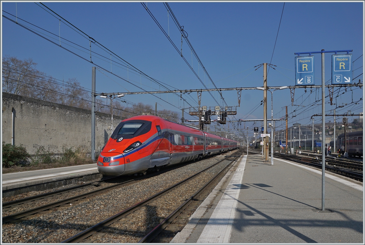 The Trenitalia FS ETR 400 048 is the FR 9291 on the way from Paris Gare de Lyon to Milano Centrale. This service is arriving at the Chambéry-Challes-les-Eaux Station.


20.03.2022
