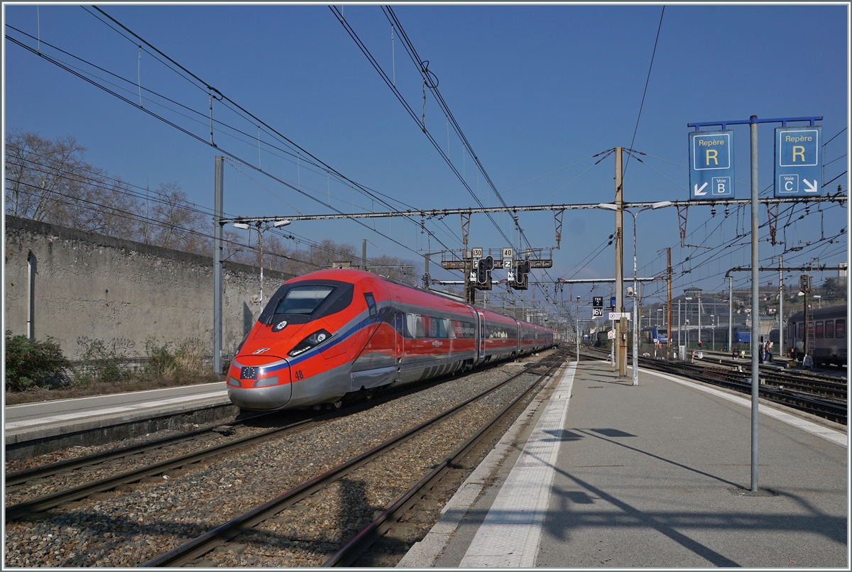 The Trenitalia FS ETR 400 048 is the FR 9291 on the way from Paris Gare de Lyon to Milano Centrale. This service is arriving at the Chambéry-Challes-les-Eaux Station.


20.03.2022
