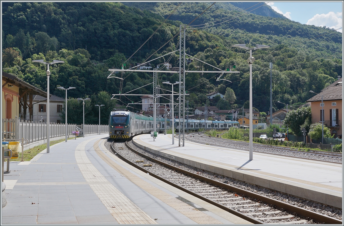 The Trennord ETR 425 033 and 032 are arriving at Porto Ceresio. 

21.09.2021