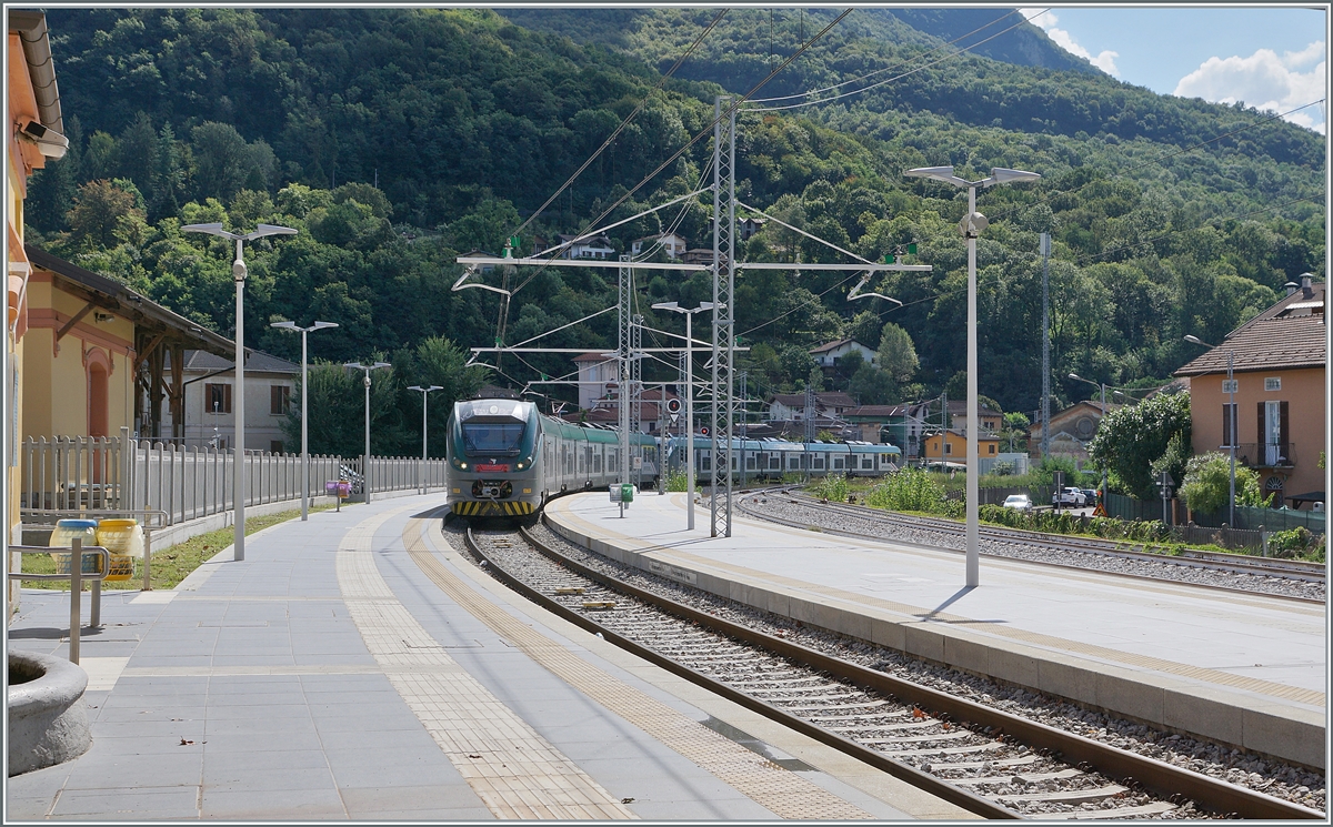The Trennord ETR 425 033 and 032 coming form Milano Porta Garibaldi are arriving at Porto Ceresio. 

21.09.2021