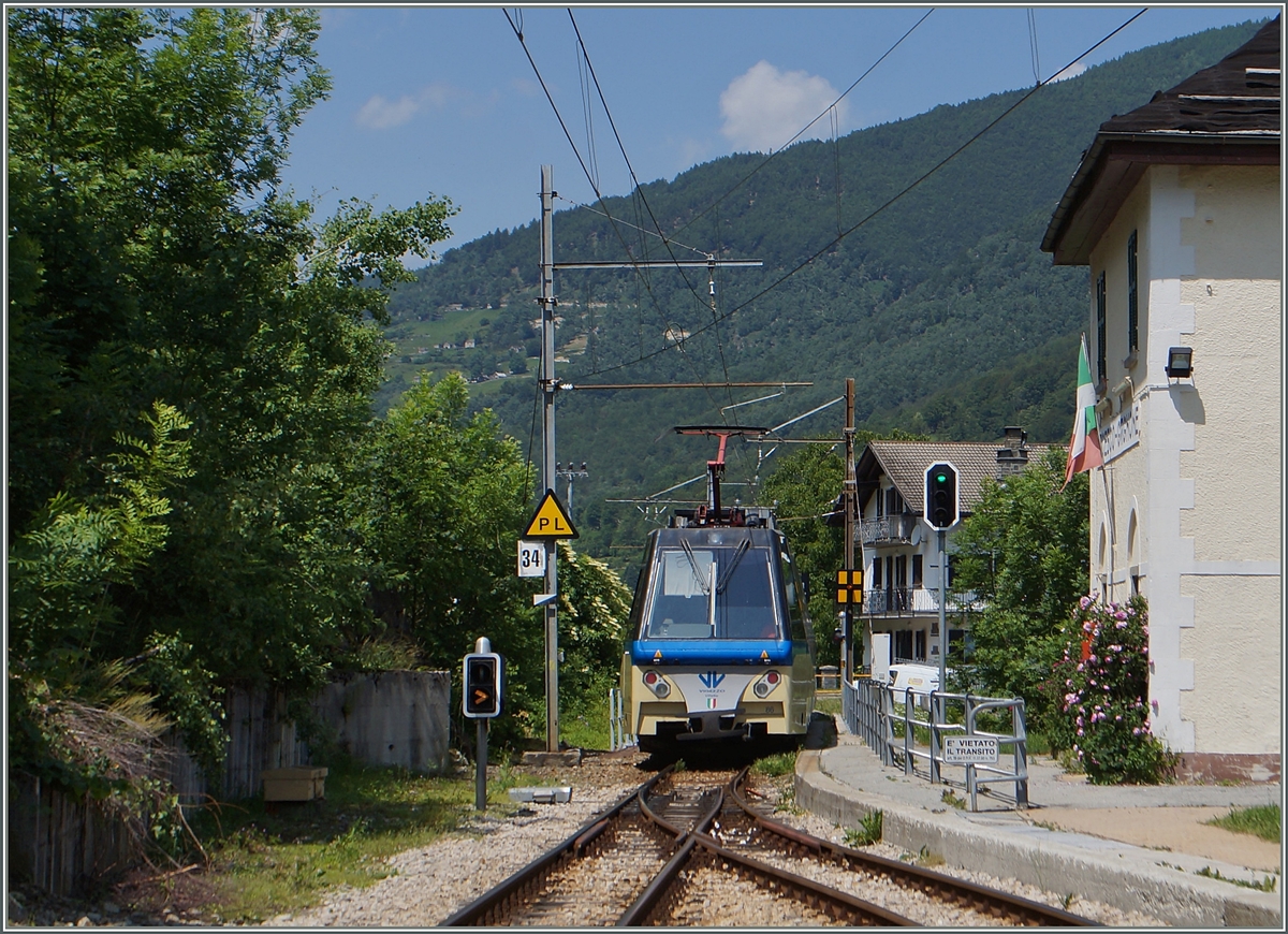 The  Treno Panoramico  D 40 P is leaving Gagnone-Oresco on the way to Domodossola. 10.06.2014