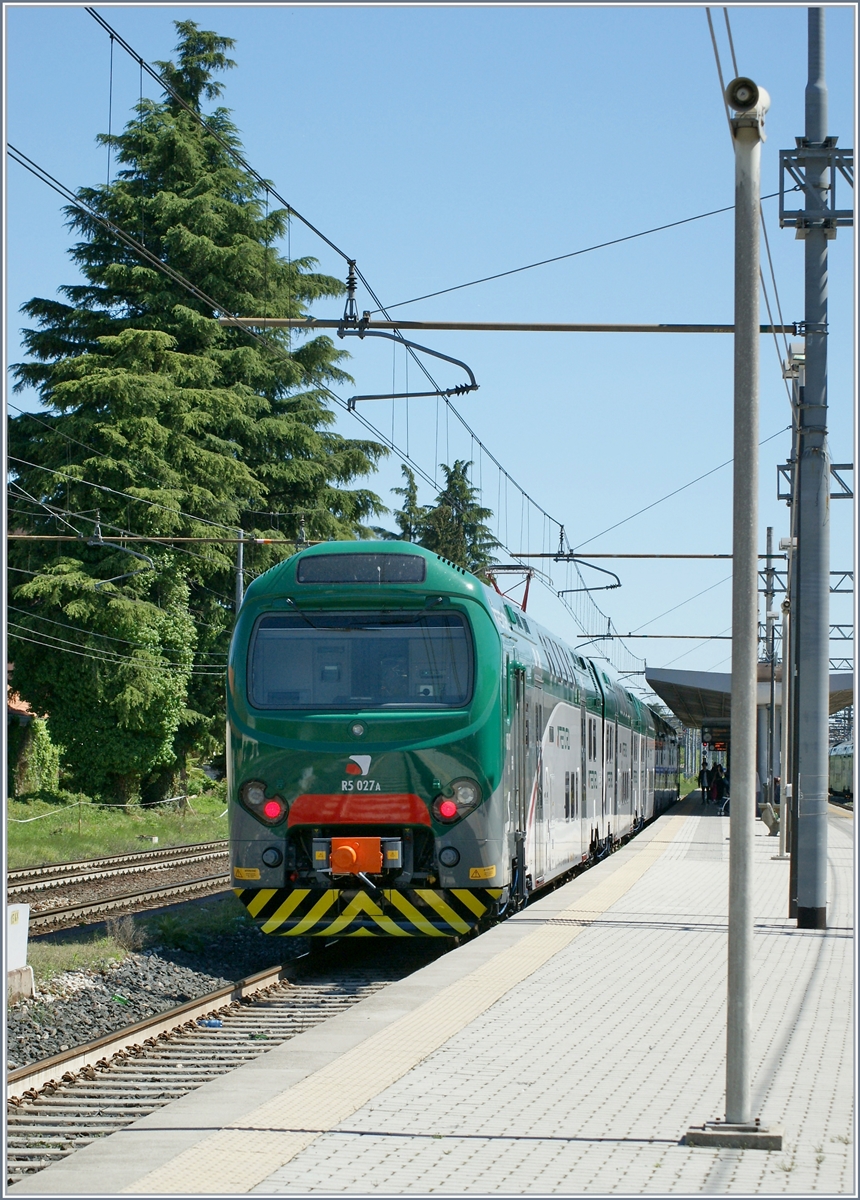 The Trenord 711 027 by his stop in Gallarate. 

27.04.2019