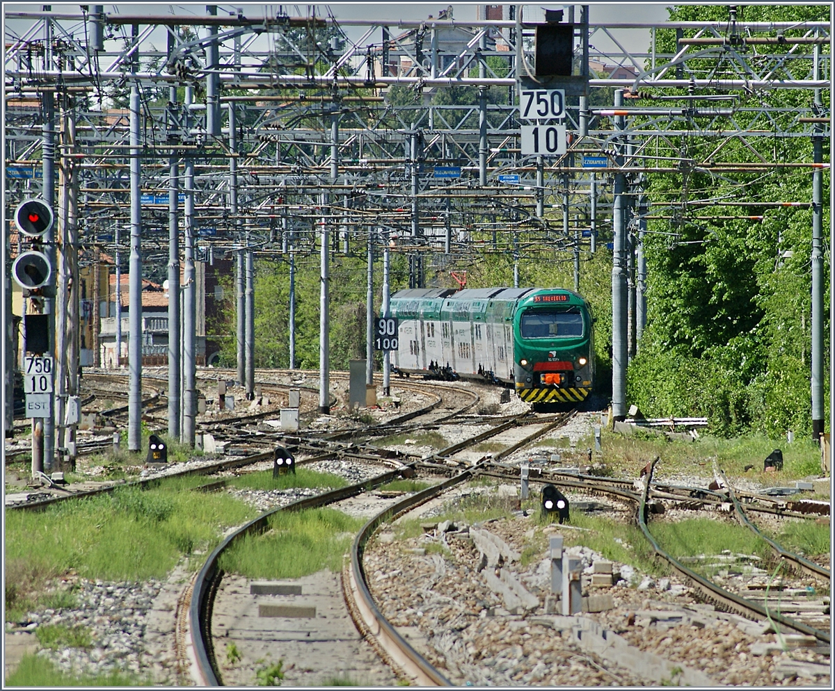 The Trenord 711 027 from Varese to Treviglio is arriving at in Gallarate Station.

27.04.2019