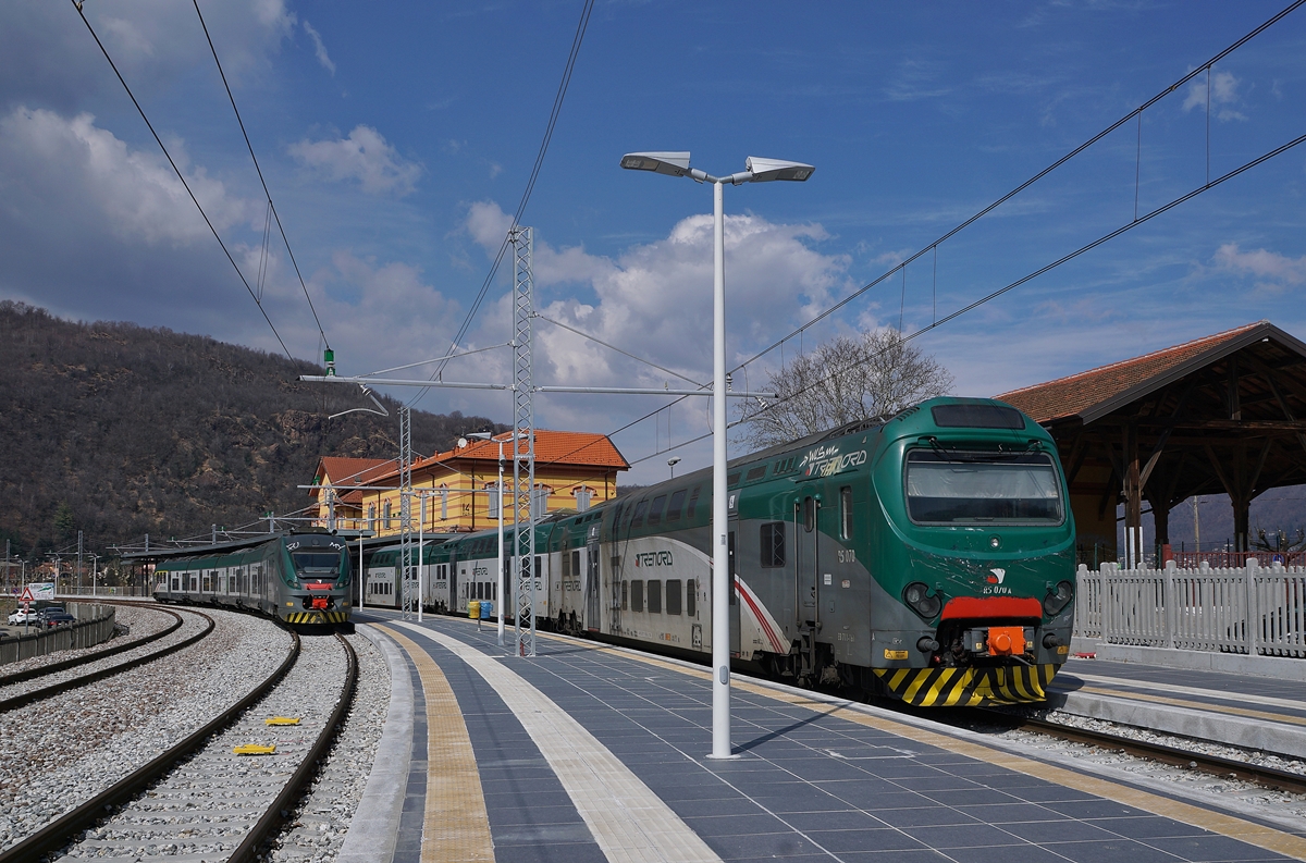 The Trenord Ale 711 161 (UIC 94 83 4711 161-9 I-TN) on the plattfrom 1 and the Trenord ETR 245 165 (UIC 94 83 4425 165-7 I-TN) on the plattform 2 in Porto Ceresio.
21.03.2018 