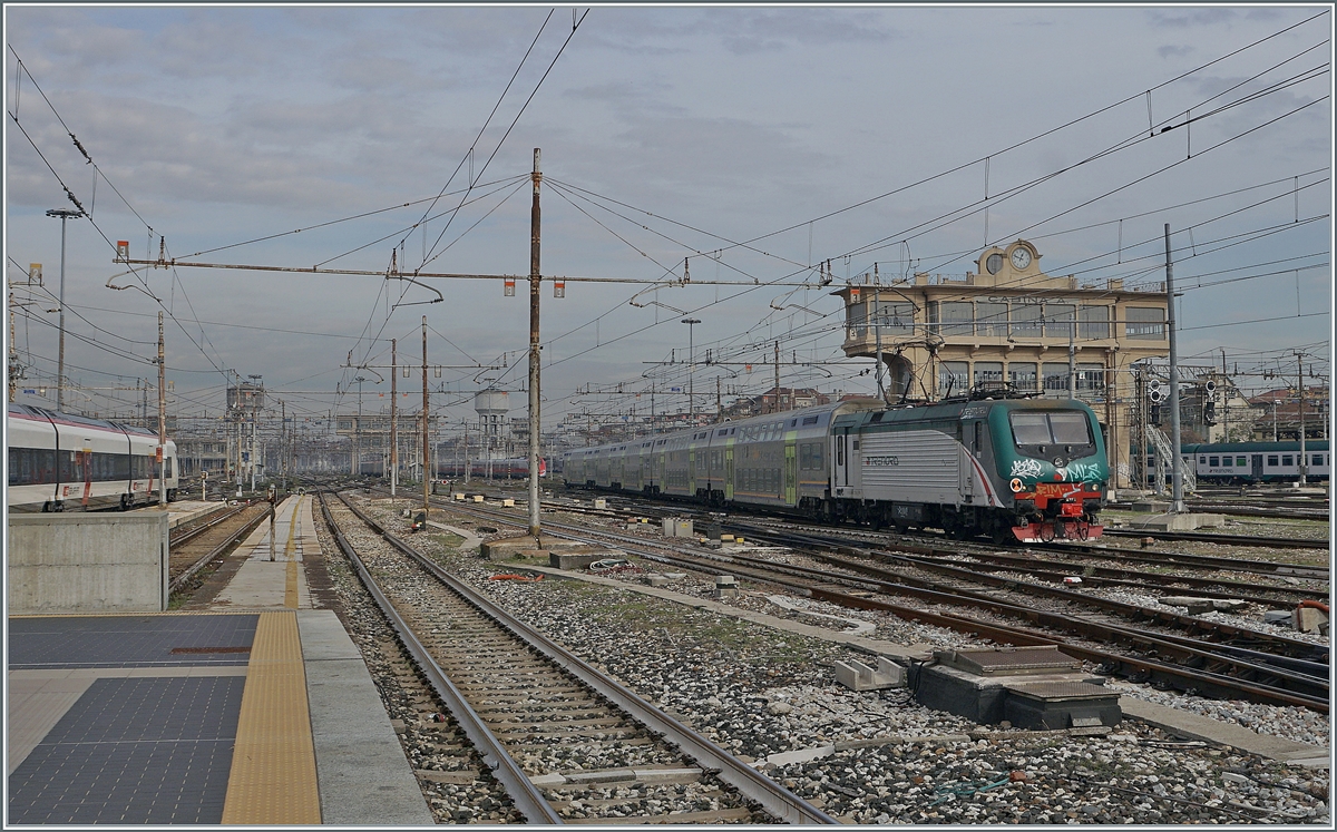 The Trenord E 464 272 with a local service is arriving at the Milan Central Station. 

08.11.2022