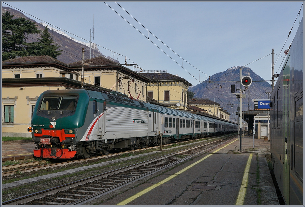 The Trenord E 464 292 with a local train to Milano in Domodossola. 

29.11.2018