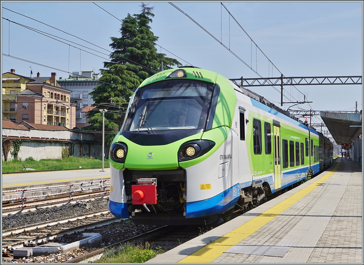 The Trenord ETR 104 017  Coradia Stream Pop  is the Regional-Service R 25370 to Luino.
This train is leaves the Gallarate Station. 

23.05.2023

